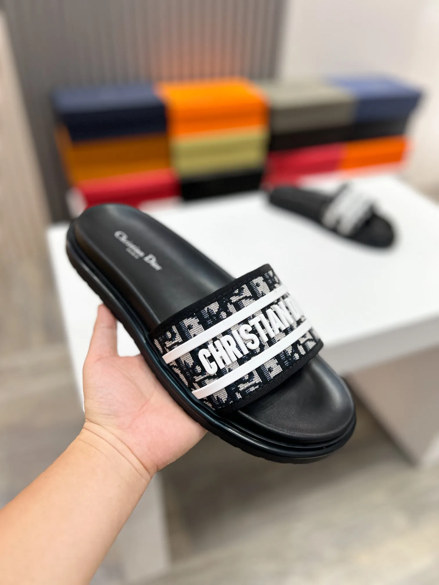 Men's men's shoes💰320【DIOR】🐝🐝Top version. 2024ss Dior’s latest men’s slippers are a must-have. Dior Alias ​​Men's Genuine Leather Slippers This summer new Alias ​​sandal embodies a casual and elegant style. Carefully crafted from grained cow leather and Oblique printed fabric, with cowhide lining! Cross-strap design with metal-clad brass CD Diamond logo. The imported cowhide leather and rubber sole adds sophistication and comfort, while Oblique print-effect anti-slip panels add style. Size39-44 (customized at 38.45)